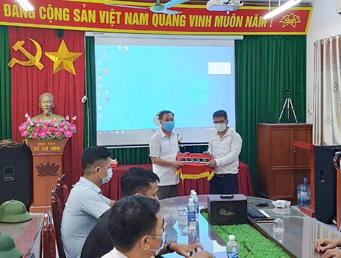 Thầy Dũng tặng điện thoại cho Trường Trung học cơ sở Phù Đổng. (Ảnh: Nhân vật cung cấp). Thầy Dũng tặng điện thoại cho Trường Trung học cơ sở Phù Đổng. (Ảnh: Nhân vật cung cấp).