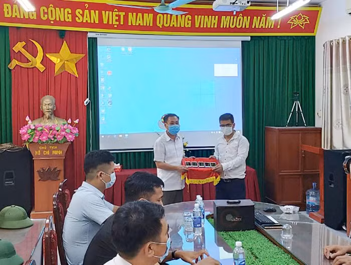 Thầy Dũng tặng điện thoại cho Trường Trung học cơ sở Phù Đổng. (Ảnh: Nhân vật cung cấp).