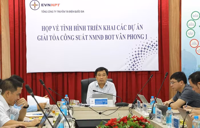 Ông Nguyễn Tuấn Tùng – Chủ tịch Hội đồng thành viên EVNNPT phát biểu chỉ đạo tại cuộc họp