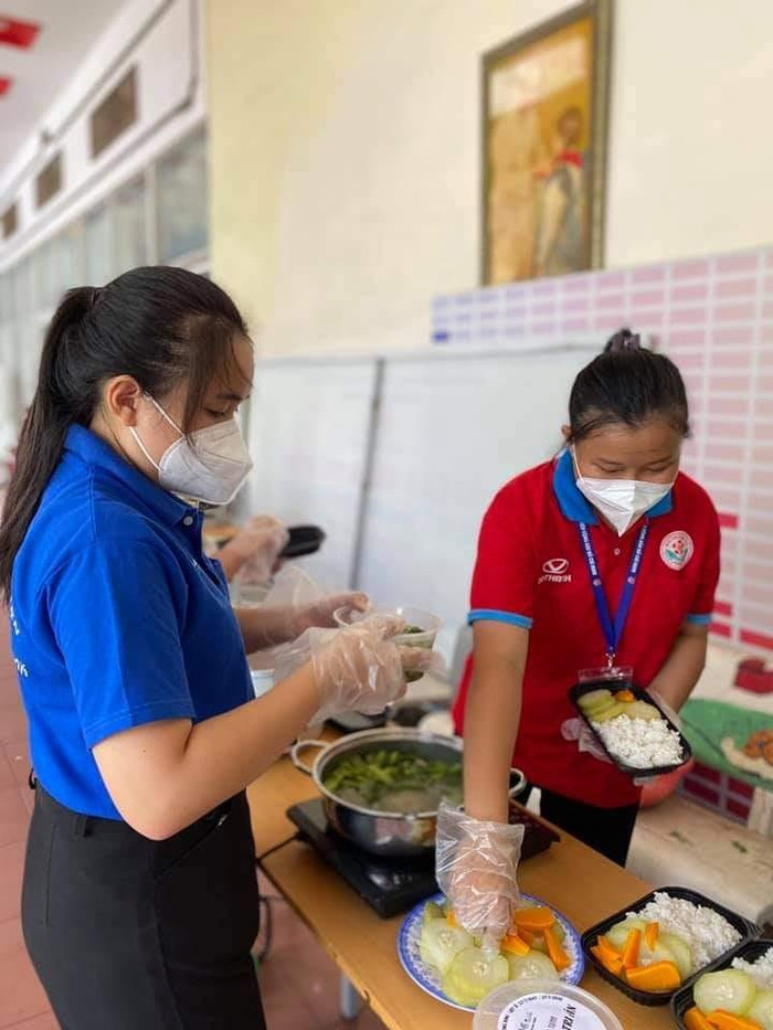 Bạch Thị Trúc (bên phải) chuẩn bị suất ăn. (Ảnh: Nhân vật cung cấp) Bạch Thị Trúc (bên phải) chuẩn bị suất ăn. (Ảnh: Nhân vật cung cấp)