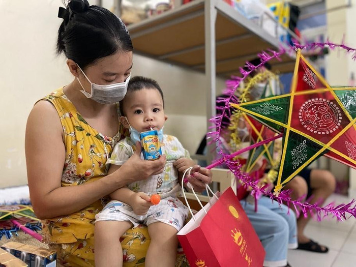 Quà tặng Trung thu của Nutifood được trao đến các bé thiếu nhi, góp phần cung cấp dinh dưỡng, tăng cường đề kháng, giúp các em mau khỏi bệnh Quà tặng Trung thu của Nutifood được trao đến các bé thiếu nhi, góp phần cung cấp dinh dưỡng, tăng cường đề kháng, giúp các em mau khỏi bệnh