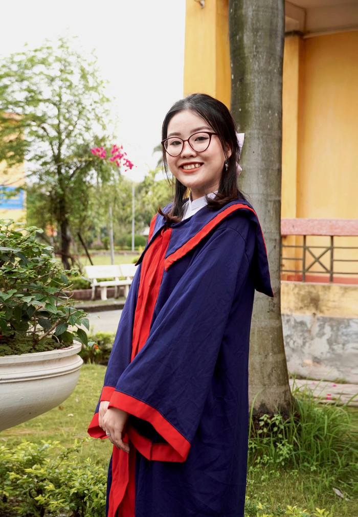 Cô nàng chuyên văn Lưu Thu Hoài rạng rỡ trong bộ đồ tốt nghiệp. (Ảnh: Nhân vật cung cấp).