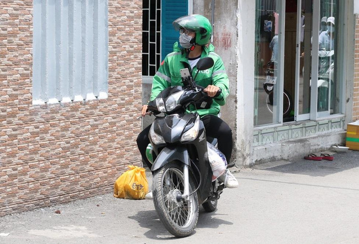 Số lượng đơn hàng tăng lên nên các shipper cũng hoạt động tất bật hơn