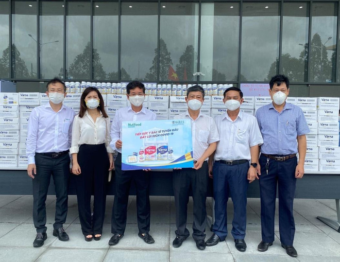 Ông Võ Văn Minh, Chủ tịch Uỷ ban nhân dân tỉnh Bình Dương, cùng các lãnh đạo khác của tỉnh tiếp nhận sản phẩm dinh dưỡng Värna được Nutifood trao tặng vào sáng ngày 12/9/2021 Ông Võ Văn Minh, Chủ tịch Uỷ ban nhân dân tỉnh Bình Dương, cùng các lãnh đạo khác của tỉnh tiếp nhận sản phẩm dinh dưỡng Värna được Nutifood trao tặng vào sáng ngày 12/9/2021