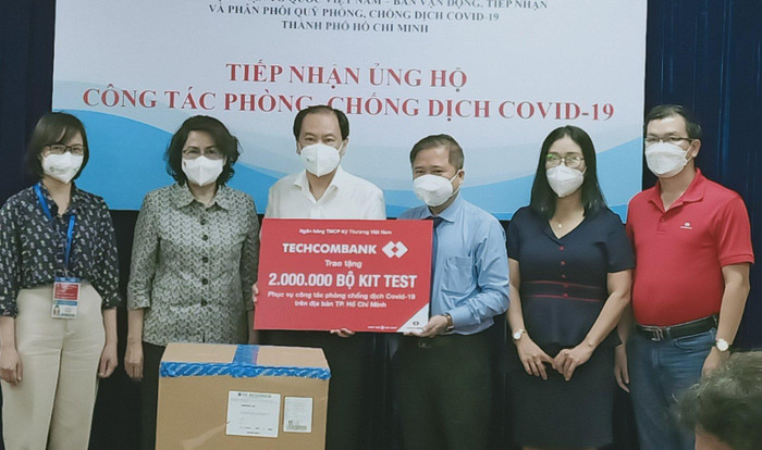 Đại diện lãnh đạo Techcombank trao tặng 2 triệu kit test covid 19 cho Ủy Ban Nhân dân Thành phố Hồ Chí Minh Đại diện lãnh đạo Techcombank trao tặng 2 triệu kit test covid 19 cho Ủy Ban Nhân dân Thành phố Hồ Chí Minh