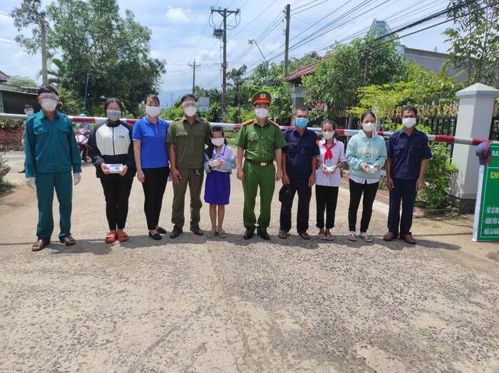 Công an huyện Xuân Lộc tặng điện thoại thông minh cho học sinh nghèo không có thiết bị học trực tuyến. Ảnh: Hữu Đức