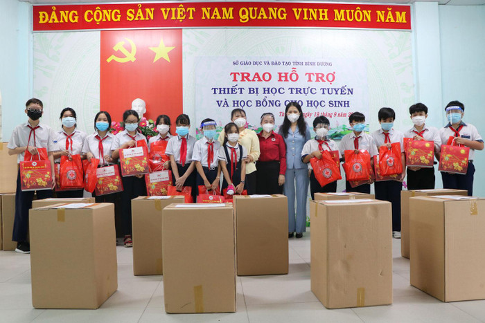 Học sinh nghèo ở thành phố Thuận An (Bình Dương) được nhận máy tính bàn và quà Trung thu. Ảnh: Hữu Đức