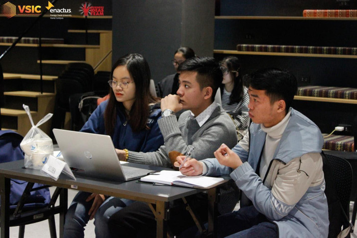 Các thành viên trong nhóm Tùng tham gia cuộc thi cuộc thi khởi nghiệp (ảnh: Nhân vật cung cấp) Các thành viên trong nhóm Tùng tham gia cuộc thi cuộc thi khởi nghiệp (ảnh: Nhân vật cung cấp)