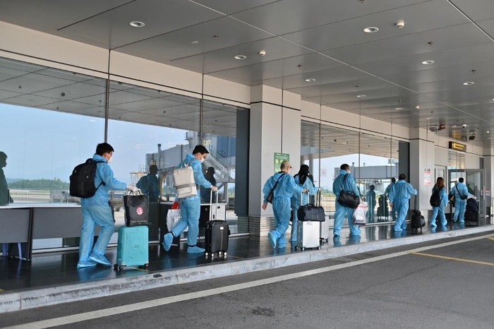 Toàn bộ hành khách thực hiện nghiêm túc các hướng dẫn về phòng dịch Toàn bộ hành khách thực hiện nghiêm túc các hướng dẫn về phòng dịch