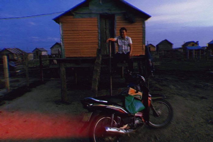 Tác giả trong một chuyến đi tìm học trò. (Ảnh do tác giả cung cấp)