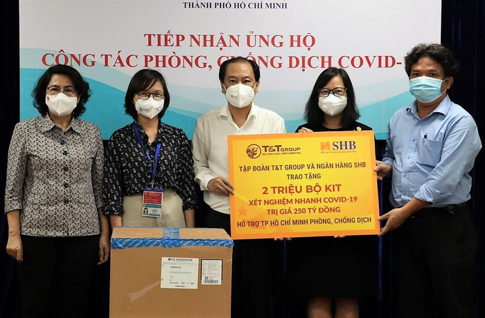 Đại diện Tập đoàn T&T Group và Ngân hàng SHB trao tặng 2 triệu kit xét nghiệm nhanh COVID-19 cho lãnh đạo Ủy ban Mặt trận Tổ quốc Việt Nam Thành phố Hồ Chí Minh và Sở Y tế Thành phố Hồ Chí Minh. Đại diện Tập đoàn T&T Group và Ngân hàng SHB trao tặng 2 triệu kit xét nghiệm nhanh COVID-19 cho lãnh đạo Ủy ban Mặt trận Tổ quốc Việt Nam Thành phố Hồ Chí Minh và Sở Y tế Thành phố Hồ Chí Minh.