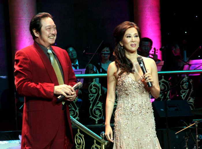 Chánh Tín và Kỳ Duyên trong vai trò MC chương trình.