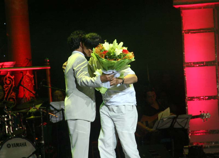 Một fan nam không chỉ tặng hoa...mà còn hôn Chế Linh. Nói tới nụ hôn đặc biệt này, Chế Linh hóm hỉnh: "Chúng ta quý nhau bởi tấm lòng người đàn ông yêu người đàn ông"