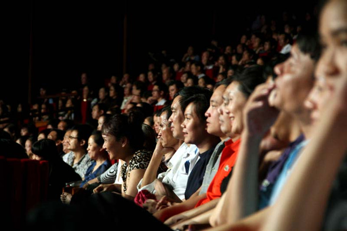 Dù trời mưa nhưng khán giả vẫn tới xem 'Nhật ký đời tôi' chật kín Trung tâm Hội nghị Quốc gia.