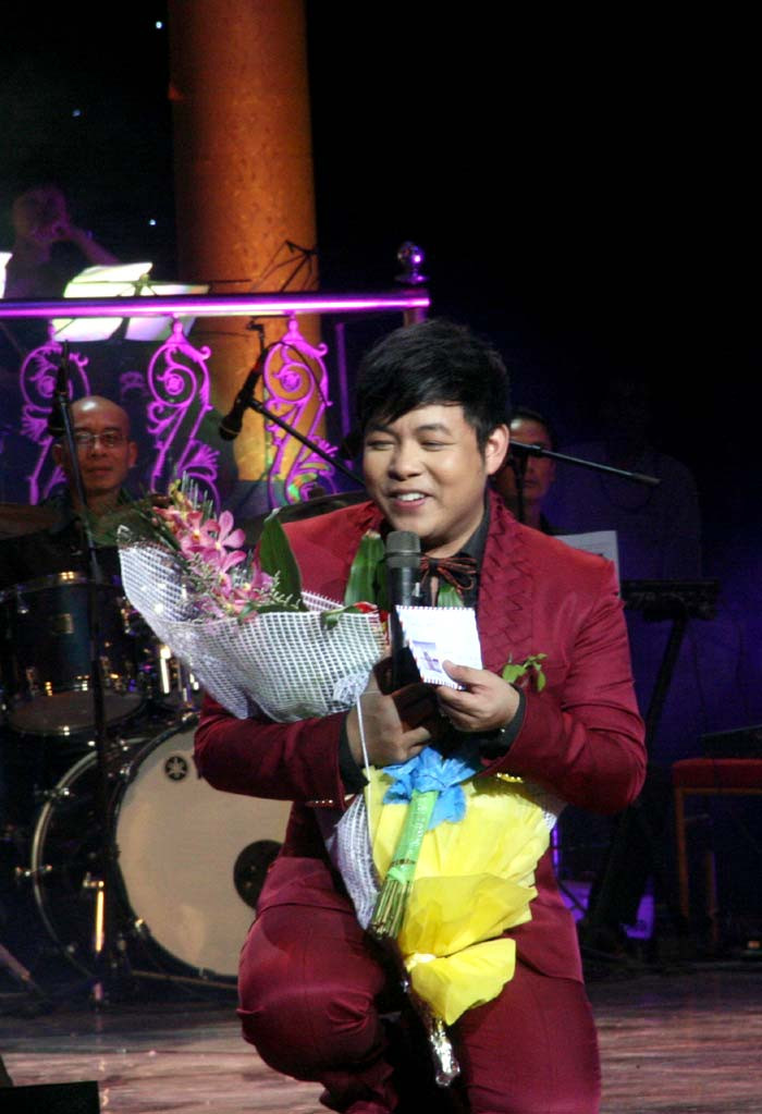 Về lý do nhận tiền, Quang Lê bộc bạch: "Nó thế hiện sự trân trọng của tôi với khán giả. Không ai nỡ tờ chối tình cảm của các mẹ, các chị. Tôi nhận tiền để các mẹ vui và sau đó, tôi dùng số tiền ấy vào mục đích từ thiện hoặc giúp đỡ hoàn cảnh khó khăn"