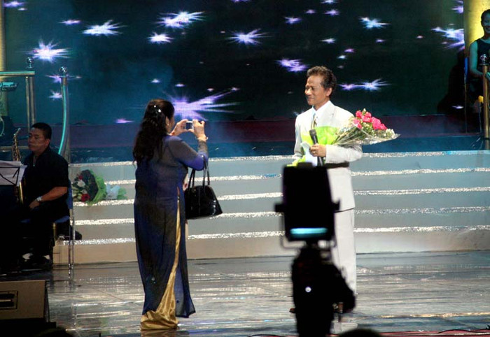 Khán giả nữ xin chụp hình Chế Linh ngay trên sân khấu.