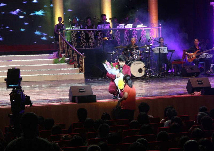 Là một trong những ca sỹ khách mời của Chế Linh, Quang Lê không chỉ khiến khán giả thích thú với màn biểu diễn của mình, anh còn thể hiện sự hài hước và hóm hỉnh qua ít phút giao lưu với fan hâm mộ. Khá bất ngờ, khi được một khán giả tặng hoa, anh đã nắm tay và nói đúng tên tuổi, thậm chí tình trạng sức khỏe của nữ khán giả khiến khán giả tán thưởng vỗ tay không ngớt.