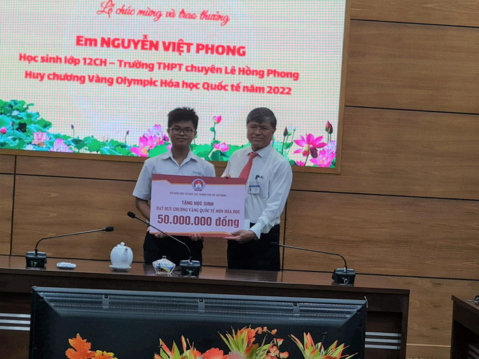 Giám đốc Sở Giáo dục và Đào tạo TP.HCM trao tặng 50 triệu đồng cho em Nguyễn Việt Phong (ảnh: P.L) Giám đốc Sở Giáo dục và Đào tạo TP.HCM trao tặng 50 triệu đồng cho em Nguyễn Việt Phong (ảnh: P.L)