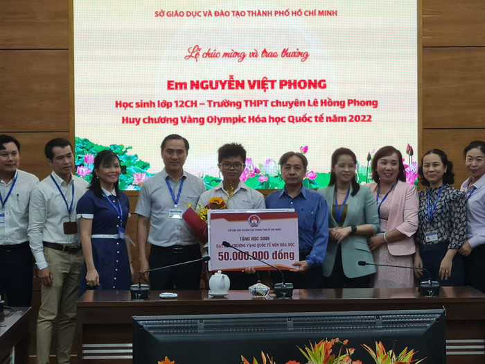 Lãnh đạo Phòng, ban chuyên môn thuộc Sở trao tặng 50 triệu đồng tới em Nguyễn Việt Phong (ảnh: P.L) Lãnh đạo Phòng, ban chuyên môn thuộc Sở trao tặng 50 triệu đồng tới em Nguyễn Việt Phong (ảnh: P.L)