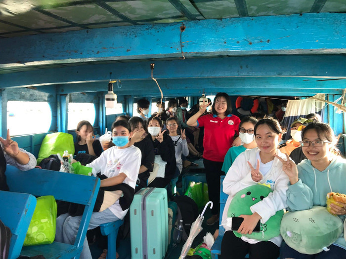 Học sinh xã đảo Thạnh An, huyện Cần Giờ vào đất liền chuẩn bị cho kỳ thi tốt nghiệp (ảnh: CTV)