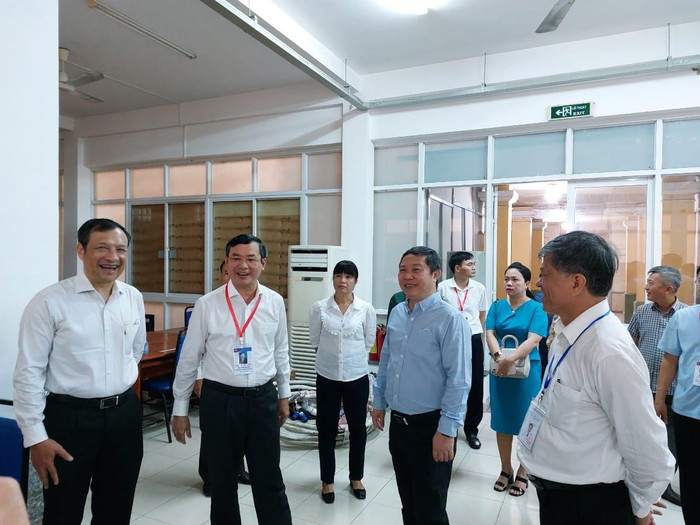 Đoàn lãnh đạo Bộ Giáo dục và Đào tạo đi kiểm tra một điểm thi tại Thành phố Hồ Chí Minh (ảnh: P.L)