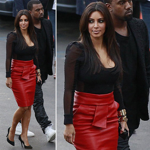 Kim Kardashian sành điệu khi kết hợp chân váy da đỏ cùng áo đen Kim Kardashian sành điệu khi kết hợp chân váy da đỏ cùng áo đen