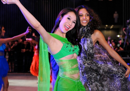 Có vẻ như không biết về sự cố váy áo của mình, vì thế cô còn thường xuyên giơ cao tay, tăng thêm phần "phản cảm" và lộ liễu của bộ váy được thiết kế táo bạo này. Có vẻ như không biết về sự cố váy áo của mình, vì thế cô còn thường xuyên giơ cao tay, tăng thêm phần "phản cảm" và lộ liễu của bộ váy được thiết kế táo bạo này.