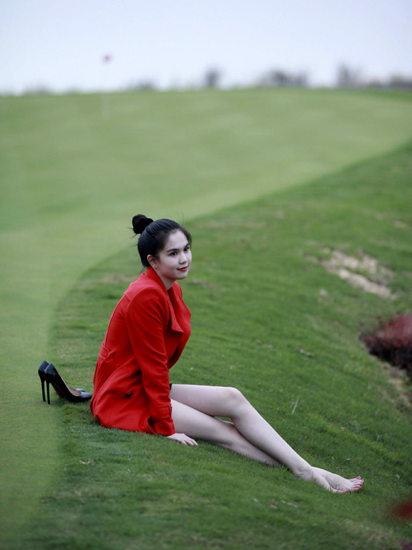 Chân trần trắng ngần hơn trứng bóc Chân trần trắng ngần hơn trứng bóc