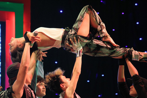 Với bộ trang phục hở hang, thiếu "tôn trọng" giả này, Thu Minh nhận "án phạt" 3,5 triệu đồng. Với bộ trang phục hở hang, thiếu "tôn trọng" giả này, Thu Minh nhận "án phạt" 3,5 triệu đồng.