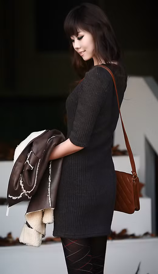 Ví dụ như chiếc tất sọc màu bắt mắt, độc đáo của cô bạn này chẳng hạn