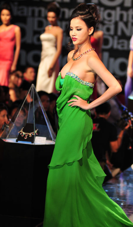 Năm 2010, Sở Văn hóa Thể thao Du lịch TP HCM phạt 11 triệu đồng với Công ty TAF khi để Bebe Phạm.. Năm 2010, Sở Văn hóa Thể thao Du lịch TP HCM phạt 11 triệu đồng với Công ty TAF khi để Bebe Phạm..