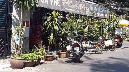 Xe mô tô đặc chủng mang biển kiểm soát 41B1-000.29 dựng lộ thiên trước cửa quán cà phê (ảnh: P.L) Xe mô tô đặc chủng mang biển kiểm soát 41B1-000.29 dựng lộ thiên trước cửa quán cà phê (ảnh: P.L)