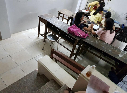 Phòng dạy thêm của cô T. dạy Anh Văn ở số 33 Phan Tây Hồ vào tối ngày 2/11 (ảnh: P.L) Phòng dạy thêm của cô T. dạy Anh Văn ở số 33 Phan Tây Hồ vào tối ngày 2/11 (ảnh: P.L)