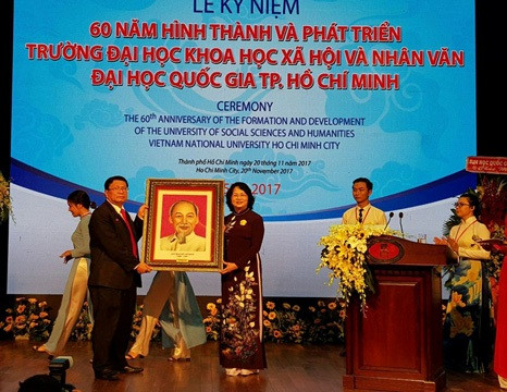 Phó Chủ tịch nước trao tặng quà kỷ niệm cho lãnh đạo nhà trường nhân kỷ niệm 60 năm thành lập (ảnh: P.L) Phó Chủ tịch nước trao tặng quà kỷ niệm cho lãnh đạo nhà trường nhân kỷ niệm 60 năm thành lập (ảnh: P.L)