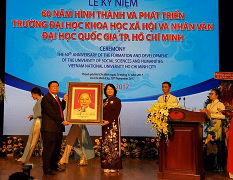 Phó Chủ tịch nước trao tặng quà kỷ niệm cho lãnh đạo nhà trường nhân kỷ niệm 60 năm thành lập (ảnh: P.L)