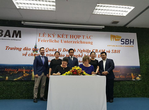 Bà Đỗ Thị Kim Liên và đại diện Tập đoàn SBH ký kết hợp tác đào tạo vào ngày 23/11 (Ảnh: P.L) Bà Đỗ Thị Kim Liên và đại diện Tập đoàn SBH ký kết hợp tác đào tạo vào ngày 23/11 (Ảnh: P.L)