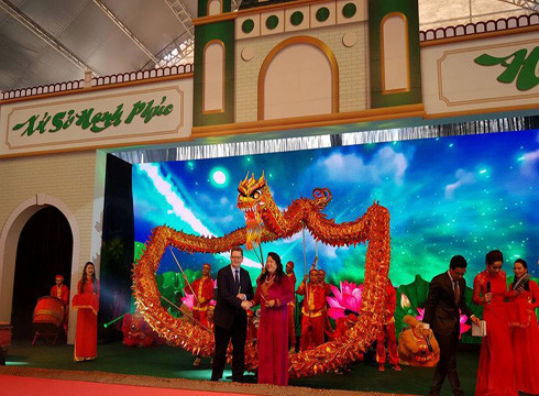 Bà Phan Thị Phương Thảo - Chủ tịch Tập đoàn Khang Thông và đối tác tại lễ khởi công (ảnh: P.L) Bà Phan Thị Phương Thảo - Chủ tịch Tập đoàn Khang Thông và đối tác tại lễ khởi công (ảnh: P.L)