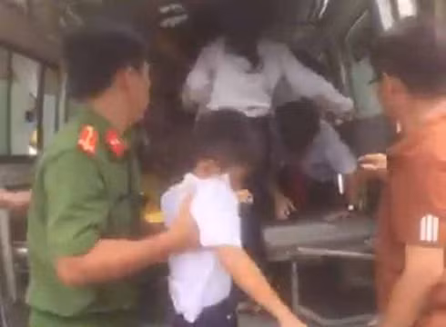 Hàng trăm học sinh tiểu học phải vào viện thăm khám sau khi uống sữa miễn phí (ảnh từ video clip)