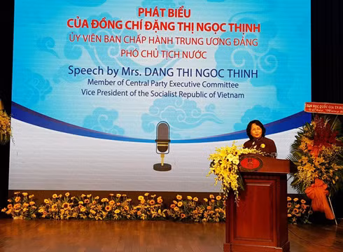 Phó Chủ tịch nước Đặng Thị Ngọc Thịnh biểu dương những thành tựu mà trường đạt được (Ảnh: P.L)