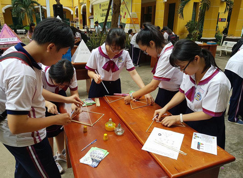 Học sinh Trường Trưng Vương trải nghiệm hoạt động thực tế của môn Toán (ảnh: P.L) Học sinh Trường Trưng Vương trải nghiệm hoạt động thực tế của môn Toán (ảnh: P.L)