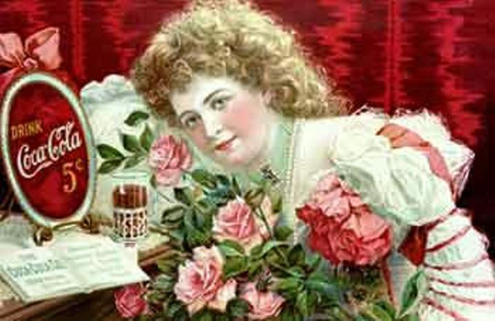1. Nét quyến rũ mới (năm 1900). Tấm áp phích quảng cáo này xuất hiện đầu những năm thế kỷ 20, khi Coke mới chập chững ra mắt công chúng tại các hiệu tân dược và được đựng trong téc có vòi (nhiều năm sau này người ta mới sản xuất Coke đóng chai và đóng hộp). Đây cũng là lần đầu tiên đánh dấu sự hiện diện của những nhân vật nổi tiếng trên các ấn phẩm quảng cáo thương mại - người phụ nữ trong hình là Hilda Clark, nữ diễn viên kiêm ca sĩ rất được mến mộ tại thời điểm đó. 1. Nét quyến rũ mới (năm 1900). Tấm áp phích quảng cáo này xuất hiện đầu những năm thế kỷ 20, khi Coke mới chập chững ra mắt công chúng tại các hiệu tân dược và được đựng trong téc có vòi (nhiều năm sau này người ta mới sản xuất Coke đóng chai và đóng hộp). Đây cũng là lần đầu tiên đánh dấu sự hiện diện của những nhân vật nổi tiếng trên các ấn phẩm quảng cáo thương mại - người phụ nữ trong hình là Hilda Clark, nữ diễn viên kiêm ca sĩ rất được mến mộ tại thời điểm đó.