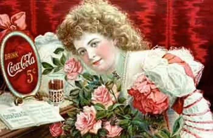 1. Nét quyến rũ mới (năm 1900). Tấm áp phích quảng cáo này xuất hiện đầu những năm thế kỷ 20, khi Coke mới chập chững ra mắt công chúng tại các hiệu tân dược và được đựng trong téc có vòi (nhiều năm sau này người ta mới sản xuất Coke đóng chai và đóng hộp). Đây cũng là lần đầu tiên đánh dấu sự hiện diện của những nhân vật nổi tiếng trên các ấn phẩm quảng cáo thương mại - người phụ nữ trong hình là Hilda Clark, nữ diễn viên kiêm ca sĩ rất được mến mộ tại thời điểm đó.