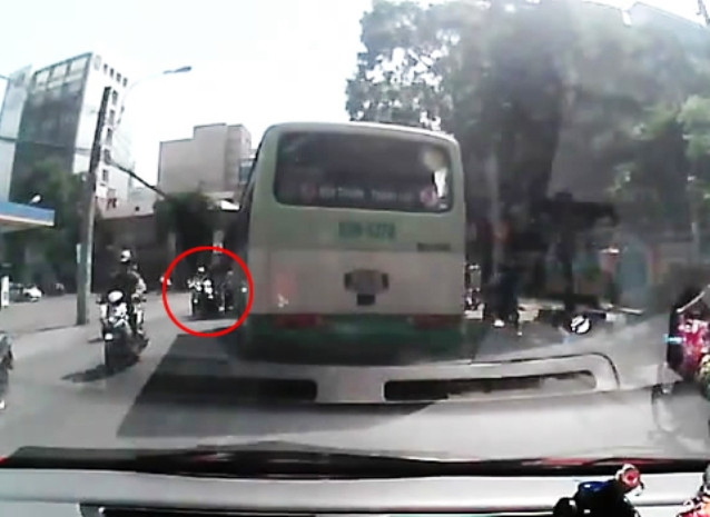 Xe buýt bất ngờ tăng tốc, lách sang phần đường ngược chiều và suýt tông vào xe máy. Xe buýt bất ngờ tăng tốc, lách sang phần đường ngược chiều và suýt tông vào xe máy.