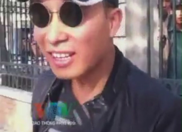 Thanh niên khoe đeo kính Càn Long. Thanh niên khoe đeo kính Càn Long.