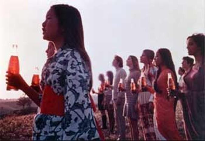 9. "Em muốn dạy cả thế giới hát" (năm 1971) Có lẽ đây là đoạn phim quảng cáo gây tiếng vang nhất của Coke: Một dàn bé gái đứng xếp hàng trên đỉnh núi vùng đồng quê Italia, đồng thanh hát ca khúc trứ danh “I"d Like to Teach the World to Sing” (Em muốn dạy cả thế giới hát). Ngay lập tức, bài hát này trở thành tiêu điểm được khán giả yêu cầu phát đi phát lại trên đài phát thanh. 9. "Em muốn dạy cả thế giới hát" (năm 1971) Có lẽ đây là đoạn phim quảng cáo gây tiếng vang nhất của Coke: Một dàn bé gái đứng xếp hàng trên đỉnh núi vùng đồng quê Italia, đồng thanh hát ca khúc trứ danh “I"d Like to Teach the World to Sing” (Em muốn dạy cả thế giới hát). Ngay lập tức, bài hát này trở thành tiêu điểm được khán giả yêu cầu phát đi phát lại trên đài phát thanh.