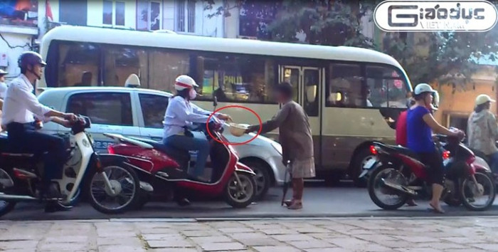 Người thanh niên đi ăn xin kiếm 30 triệu đồng/tháng. Người thanh niên đi ăn xin kiếm 30 triệu đồng/tháng.