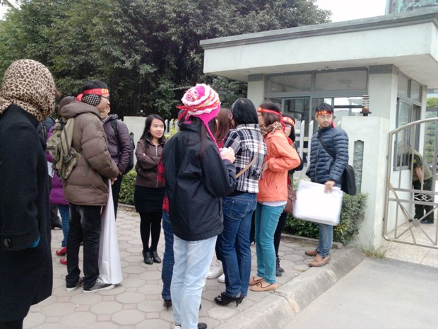 Cư dân tập trung đông đảo trước trụ sở của BQL Dự án Xa La sau cuộc họp ban sáng không đi đến thống nhất nào Cư dân tập trung đông đảo trước trụ sở của BQL Dự án Xa La sau cuộc họp ban sáng không đi đến thống nhất nào