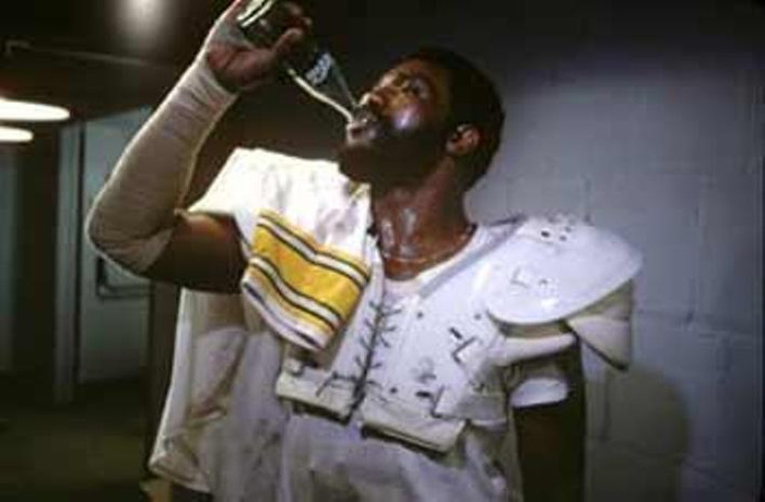 12. Dốc cạn! (năm 1979) Là một trong những đoạn phim quảng cáo của Coke được công chúng ưa chuộng nhất mọi thời đại - hình ảnh ngôi sao bóng bầu dục Mean Joe Greene tu sạch bách chai Coke do 1 fan hâm mộ chuyển tới. Ăn theo sự đón nhận nồng nhiệt, tại Argentina Coke cũng dựng 1 đoạn phim tương tự, chỉ thêm thắt chút xíu thay đổi: đưa ngôi sao Diego Maradona vào thế chỗ Greene. 12. Dốc cạn! (năm 1979) Là một trong những đoạn phim quảng cáo của Coke được công chúng ưa chuộng nhất mọi thời đại - hình ảnh ngôi sao bóng bầu dục Mean Joe Greene tu sạch bách chai Coke do 1 fan hâm mộ chuyển tới. Ăn theo sự đón nhận nồng nhiệt, tại Argentina Coke cũng dựng 1 đoạn phim tương tự, chỉ thêm thắt chút xíu thay đổi: đưa ngôi sao Diego Maradona vào thế chỗ Greene.