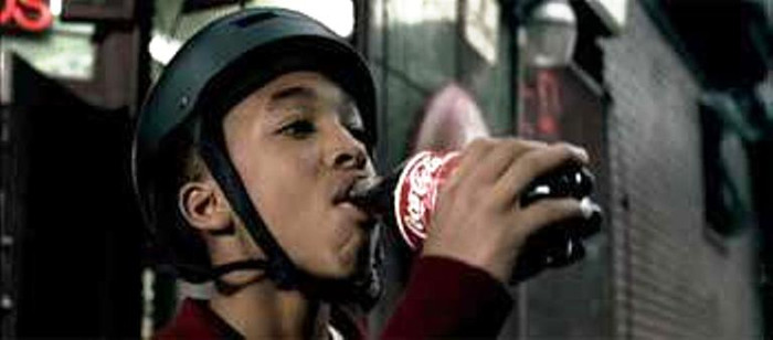 14. Vượt qua thử thách Với hình ảnh một thiếu niên đạp xe qua nhiều chặng đường liên tiếp, từ đồi núi, qua các vùng quê, sang tới thành thị trở thành đoạn phim xuất hiện phổ biến khắp các tụ điểm lớn. Trớ trêu thay, chính đối tượng mà Coke nhắm tới lại là những người thấy “dị ứng” nhất, tuy nhiên nhà quảng cáo Wieden Kennedy lại cho rằng nó giúp tạo hiệu ứng chung cho toàn bộ chiến dịch, nên đoạn phim được giữ lại. 14. Vượt qua thử thách Với hình ảnh một thiếu niên đạp xe qua nhiều chặng đường liên tiếp, từ đồi núi, qua các vùng quê, sang tới thành thị trở thành đoạn phim xuất hiện phổ biến khắp các tụ điểm lớn. Trớ trêu thay, chính đối tượng mà Coke nhắm tới lại là những người thấy “dị ứng” nhất, tuy nhiên nhà quảng cáo Wieden Kennedy lại cho rằng nó giúp tạo hiệu ứng chung cho toàn bộ chiến dịch, nên đoạn phim được giữ lại.