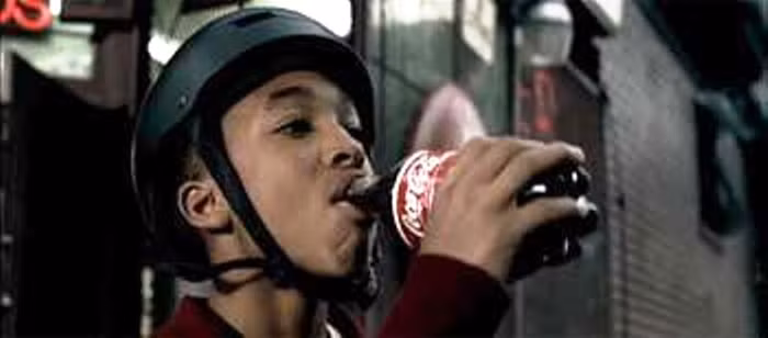 14. Vượt qua thử thách Với hình ảnh một thiếu niên đạp xe qua nhiều chặng đường liên tiếp, từ đồi núi, qua các vùng quê, sang tới thành thị trở thành đoạn phim xuất hiện phổ biến khắp các tụ điểm lớn. Trớ trêu thay, chính đối tượng mà Coke nhắm tới lại là những người thấy “dị ứng” nhất, tuy nhiên nhà quảng cáo Wieden Kennedy lại cho rằng nó giúp tạo hiệu ứng chung cho toàn bộ chiến dịch, nên đoạn phim được giữ lại.